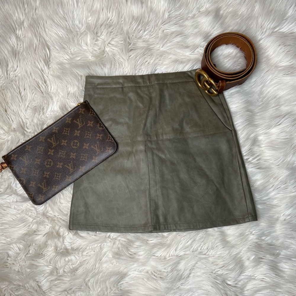 Olive green leather skirt 💓